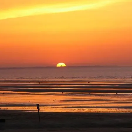 Flat 400 M From & Center * Cabourg