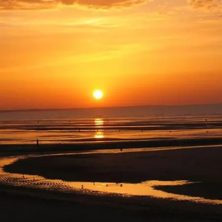 Flat 400 M From & Center *