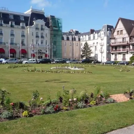 Flat 400 M From & Center * Cabourg