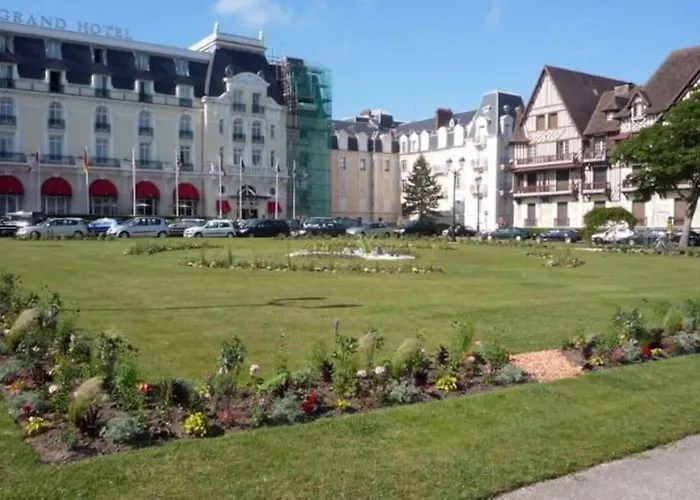 Flat 400 M From & Center * Cabourg